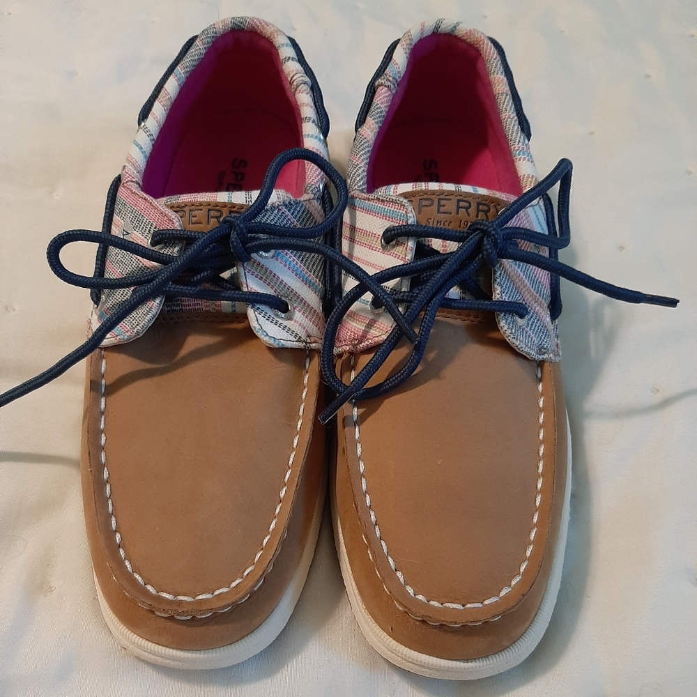 NWOT Sperry girls' Intrepid size 5